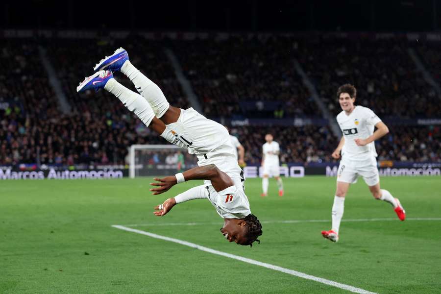 Ramazani celebra su gol con una voltereta