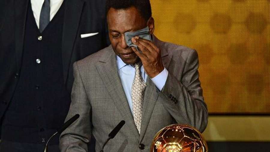 Pelé recebe Bola de Ouro da FIFA em 2014