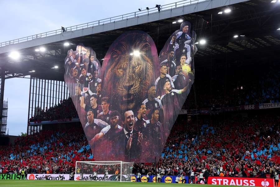 Un tifo d’Aston Villa déployé avant la demi-finale retour de Ligue Europa contre Nottingham Forest à Villa Park, le 7 mai 2026 à Birmingham.