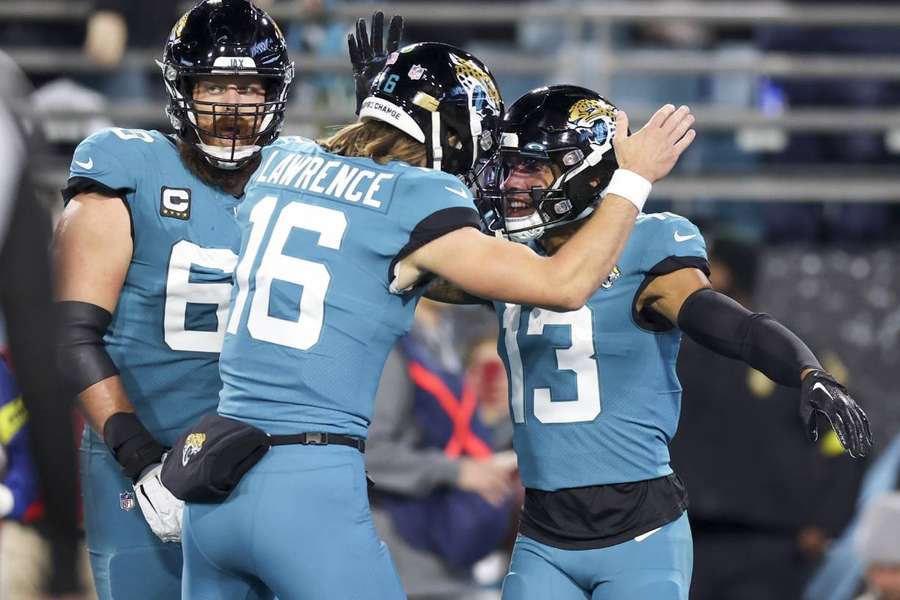 Trevor Lawrence celebra com Christian Kirk em jogo dos Jaguars