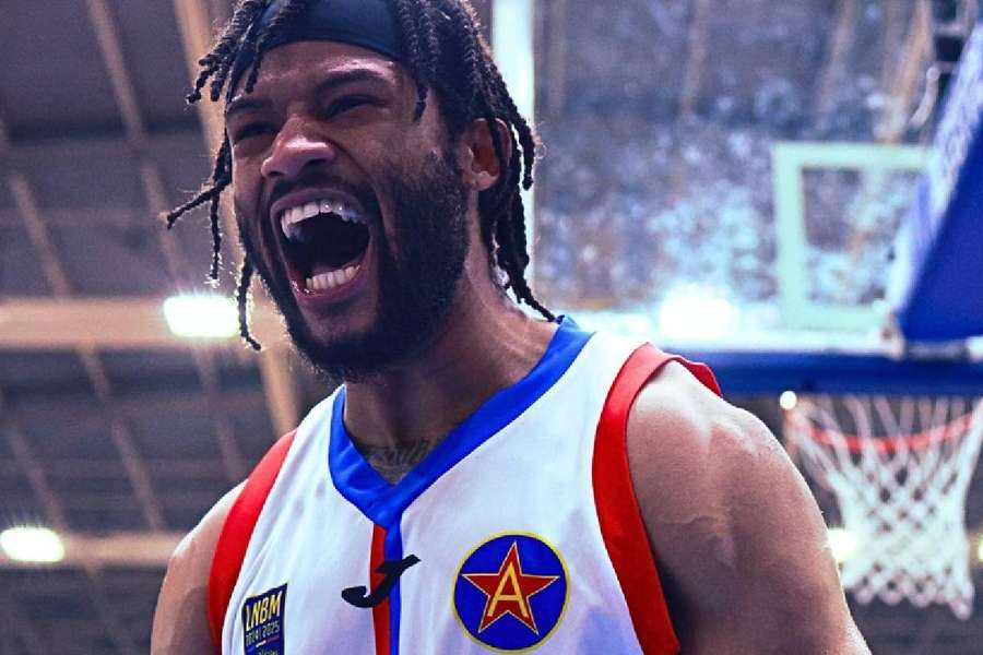 CSA Steaua Bucureşti a învins-o dramatic pe CS Dinamo Bucureşti, cu scorul de 80-79 CSA Steaua Bucureşti a învins-o dramatic pe CS Dinamo Bucureşti, cu scorul de 80-79