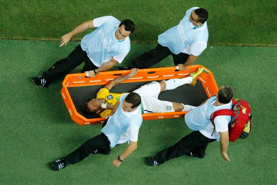 Neymar sai de maca da Arena Castelão, na Copa de 2014 Neymar sai de maca da Arena Castelão, na Copa de 2014