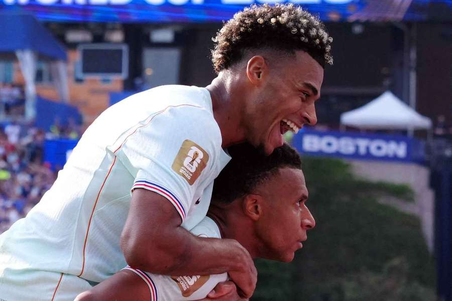 Mbappé (r.) jubelt mit Doue im Gepäck Mbappé (r.) jubelt mit Doue im Gepäck