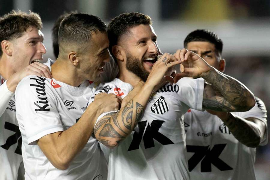 Zé Rafael comemorando gol na vitória (3 a 1) contra o Corinthians.