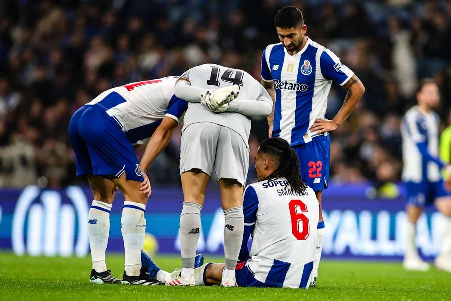Smalling saiu lesionado Smalling saiu lesionado