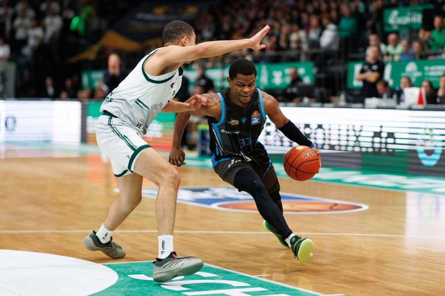 Eric Washington (r.) warf Jena mit dem Buzzer Beater zum Sieg