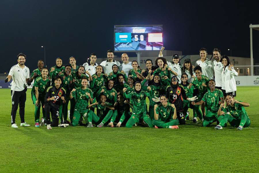 Lluís Cortés, con las jugadoras de Arabia Saudí