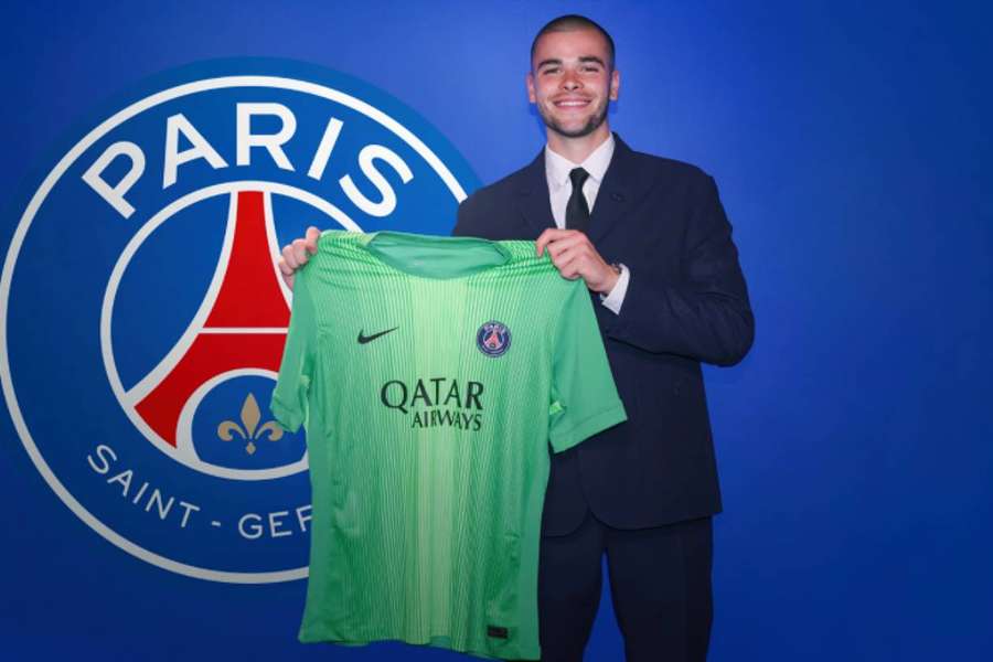 El PSG hizo oficial el sábado el traspaso de Lucas Chevalier hasta 2030
