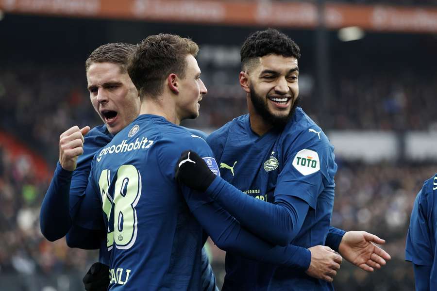 Joey Veerman, Olivier Boscagli en Ismael Saibari juichen tegen Feyenoord