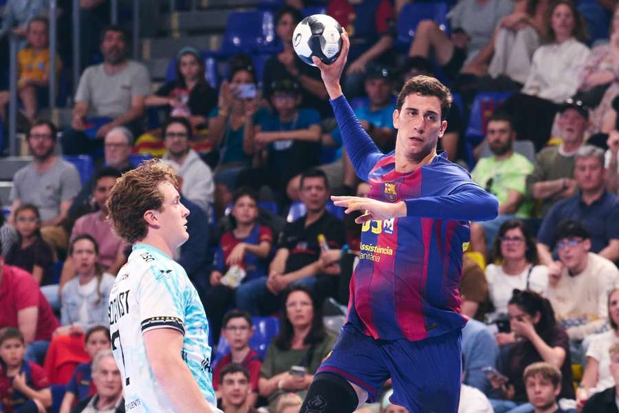 Ian Barrufet lanza a portería durante el Barcelona-Ademar León