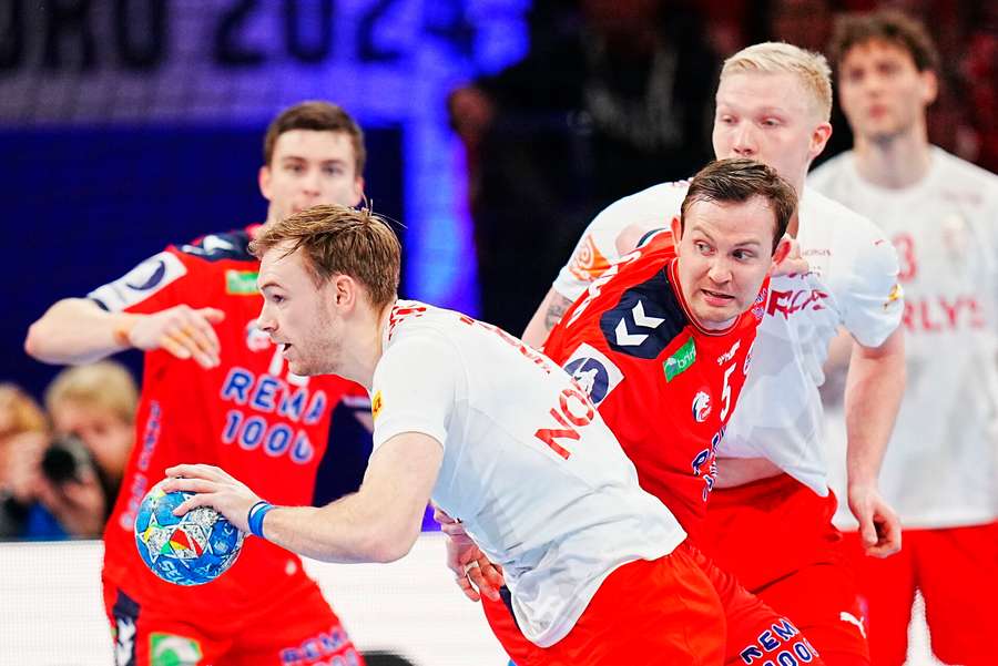Danmark vinder mellemrunde-pulje og booker semifinale-billet efter let sejr over Norge