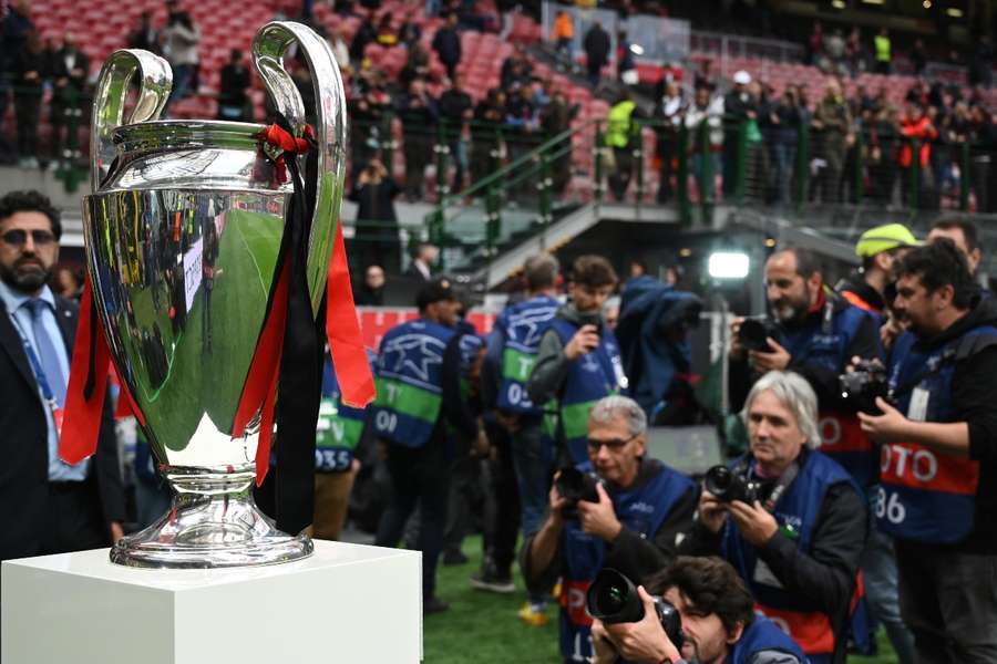 El trofeo de la Champions en el San Siro 