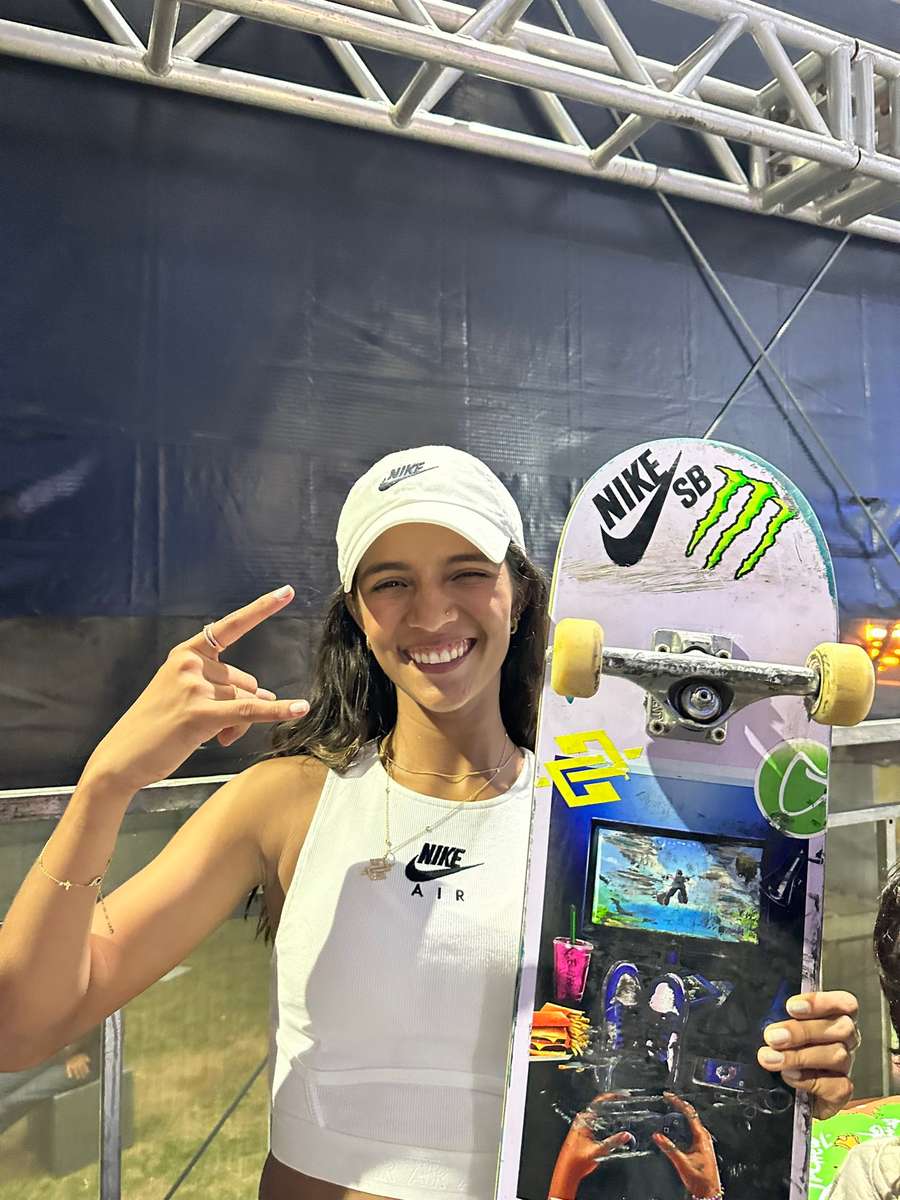 Rayssa Leal com seu skate Rayssa Leal com seu skate