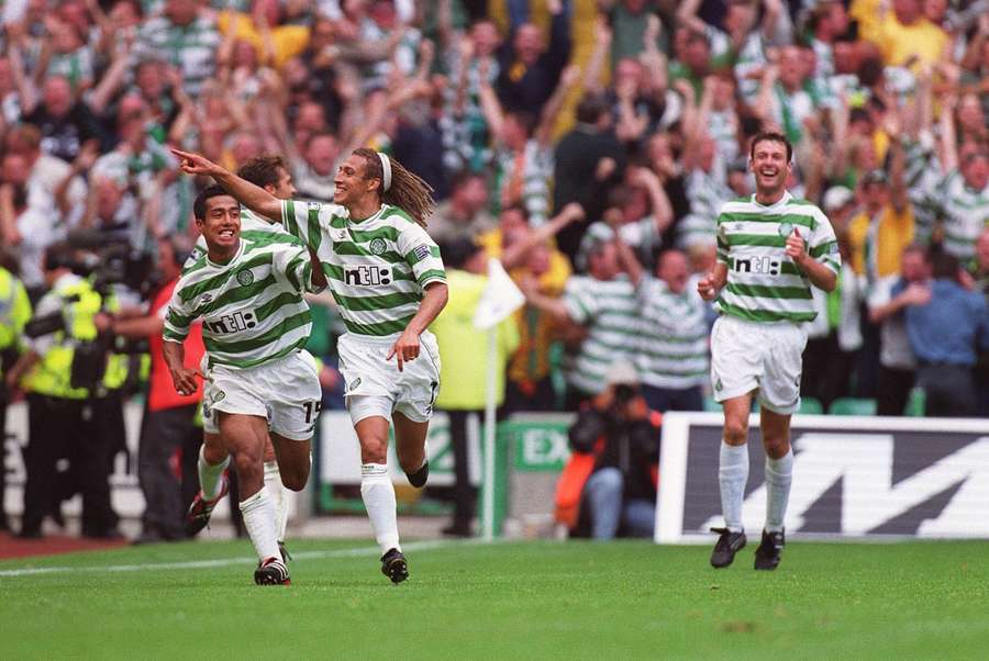 Henrik Larsson celebra un gol en el Old Firm Derby del 27 de agosto de 2000