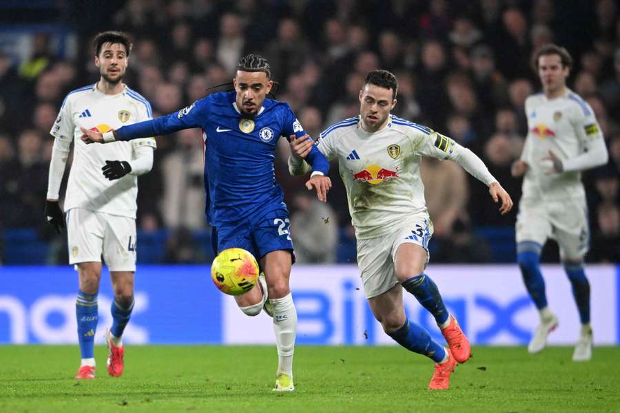 Gusto z Chelsea (vlevo) v souboji s Gudmundssonem z Leedsu.