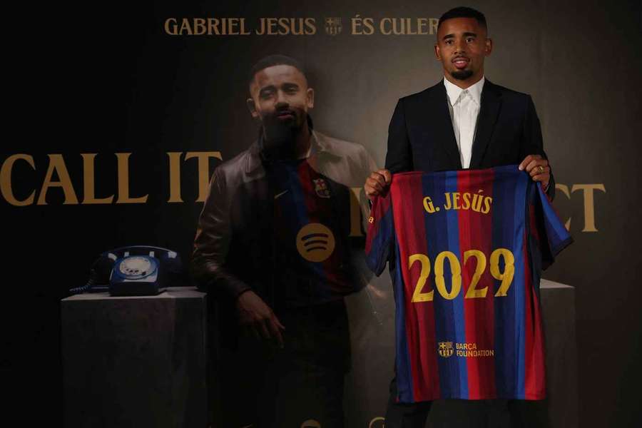 Gabriel Jesus unterschreibt beim FC Barcelona.