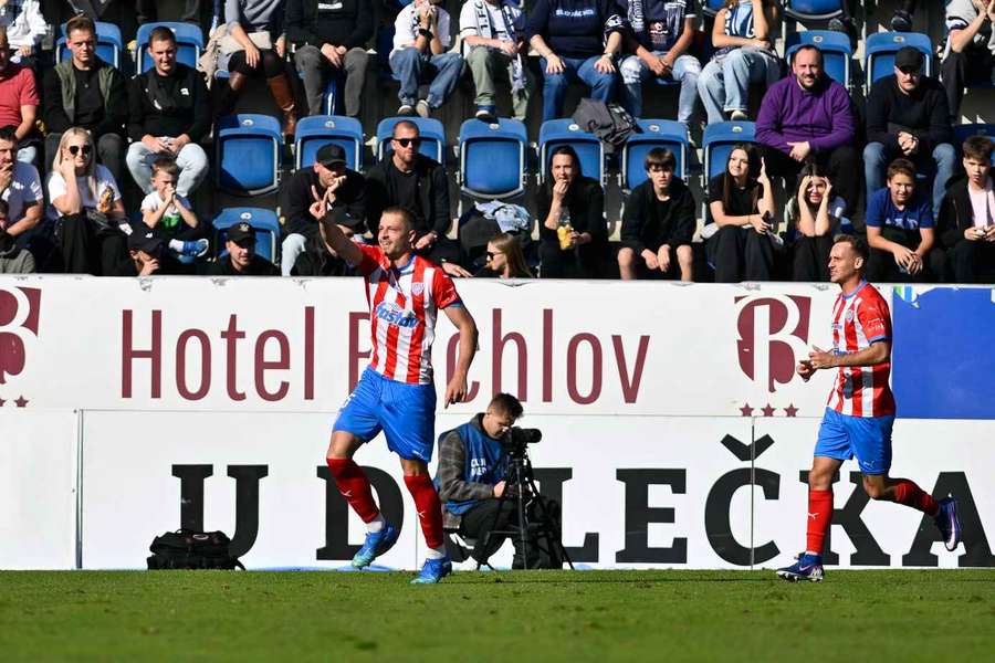 Útočník Zbrojovky Brno Daniel Vašulín slaví gól.