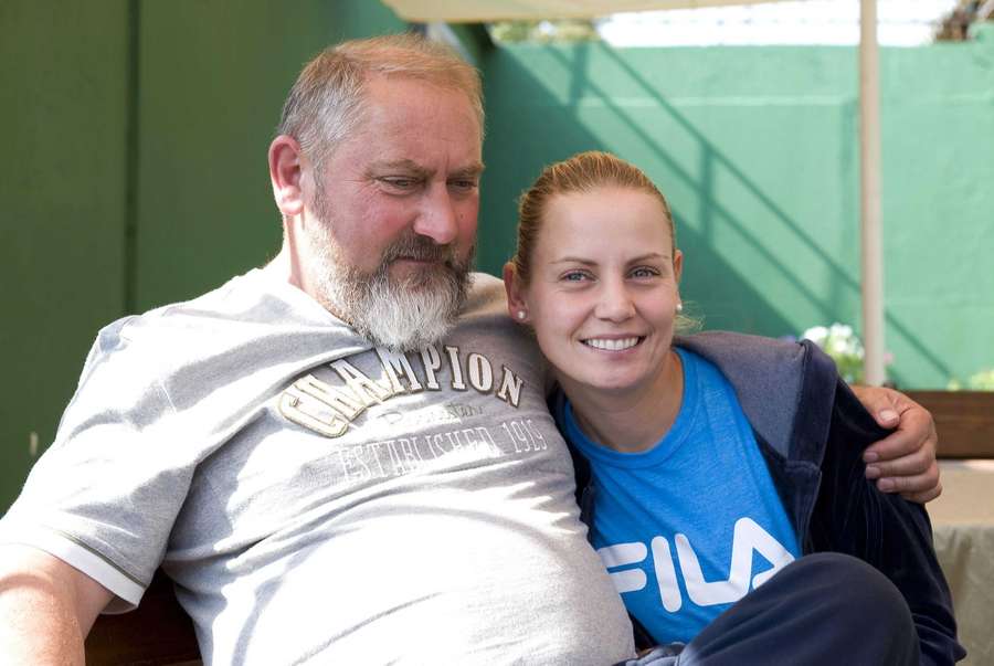 Jelena Dokic med sin far ved en pressekonference i Beograd i 2011