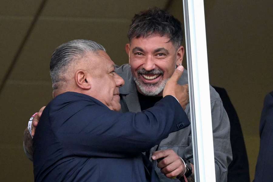 Ezquiel Lavezzi con il presidente della Federcalcio argentina, Chiqui Tapia, durante una partita del Mondiale Ezquiel Lavezzi con il presidente della Federcalcio argentina, Chiqui Tapia, durante una partita del Mondiale