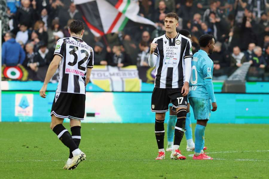 Lorenzo Lucca esulta per il gol segnato al Venezia