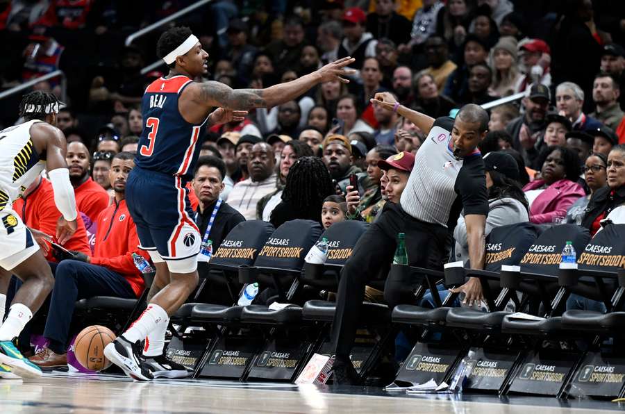 Bradley Beal a împins arbitrul 