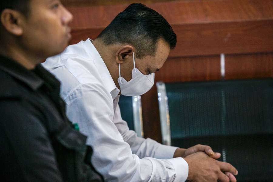 Een Indonesische rechtbank heeft donderdag gevangenisstraffen opgelegd aan twee wedstrijdofficials