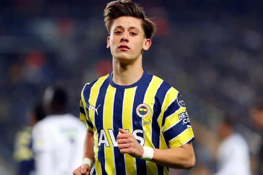 Güler, avec son maillot de Fenerbahçe.