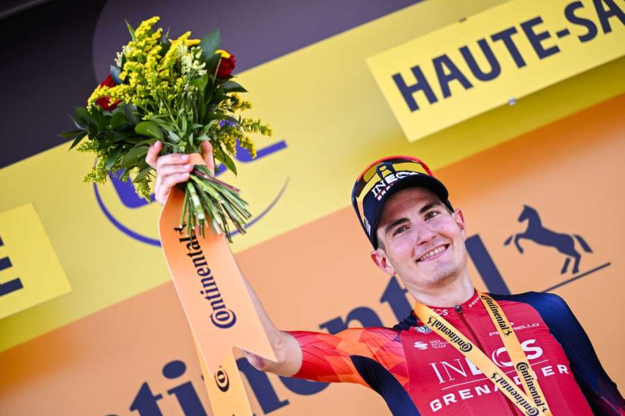 Rodríguez op het podium na het winnen van de veertiende etappe van de Tour