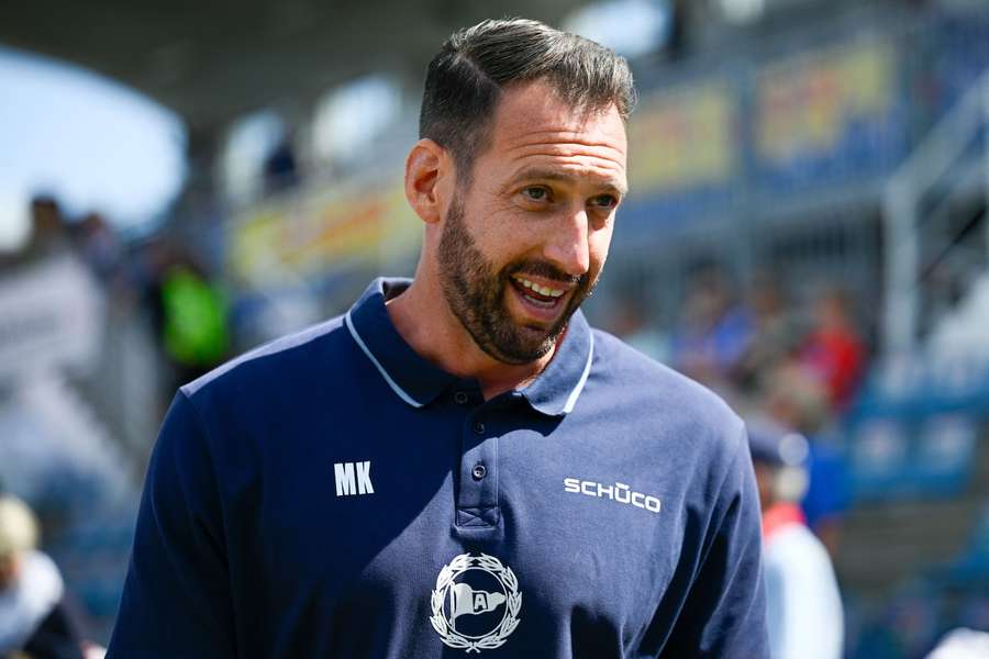 Arminia-Trainer Mitch Kniat trifft mit Bielefeld am Freitagabend auf Werder Bremen.