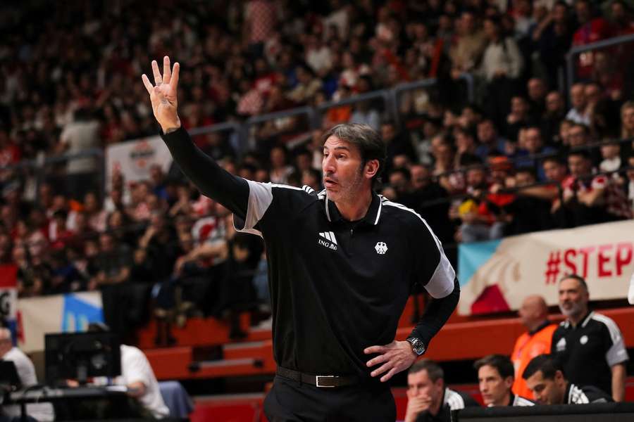 Trainer Alex Mumbru während des WM-Qualifikationsspiels in Kroatien Trainer Alex Mumbru während des WM-Qualifikationsspiels in Kroatien