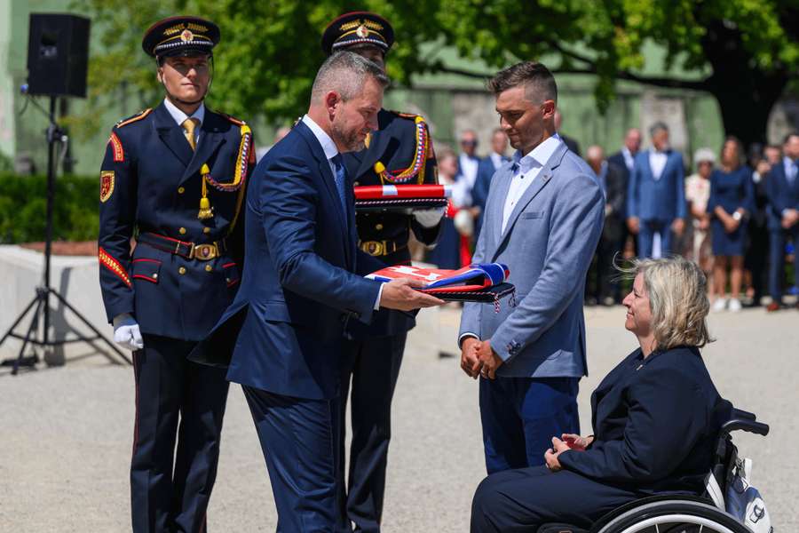 Na snímke sprava parastolná tenistka Alena Kánová, vodný slalomár Jakub Grigar a prezident SR Peter Pellegrini počas skladania sľubu. Na snímke sprava parastolná tenistka Alena Kánová, vodný slalomár Jakub Grigar a prezident SR Peter Pellegrini počas skladania sľubu.