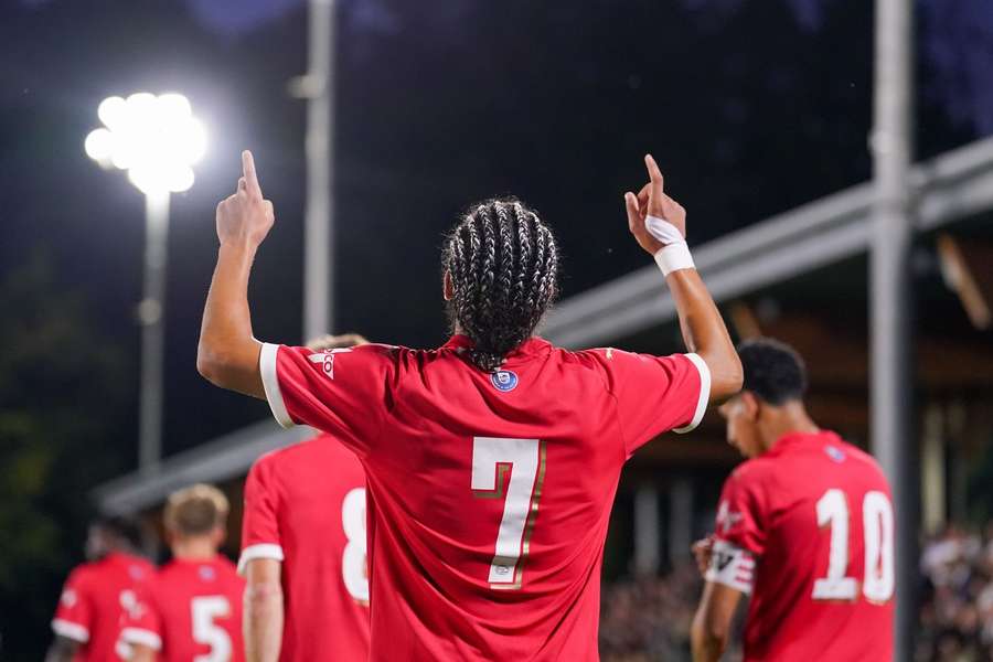 Tai Abed viert zijn treffer tegen De Graafschap zijn tweede treffer in het profvoetbal Tai Abed viert zijn treffer tegen De Graafschap zijn tweede treffer in het profvoetbal
