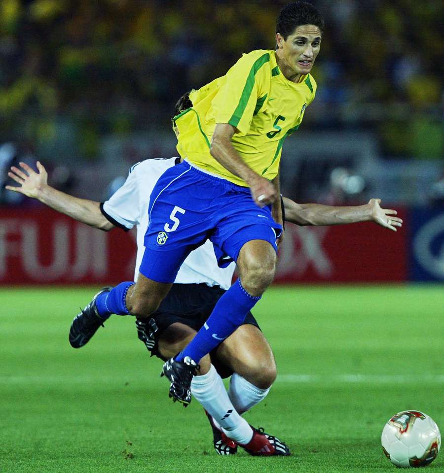 Em 2002, Edmílson entrou e ajudou a proteger o time