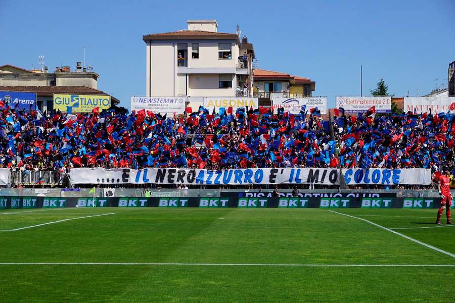 Atmosfera din tribune înainte partidei dintre Pisa și Frosinone