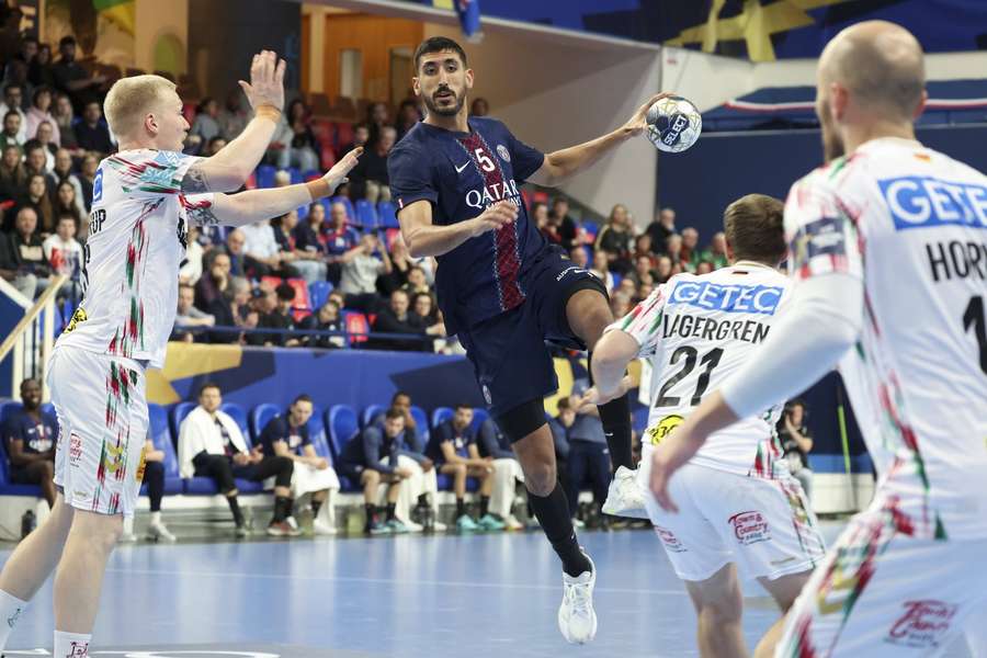 Der Pariser Yahia Omar (m.) setzt sich gegen zwei Magdeburger durch