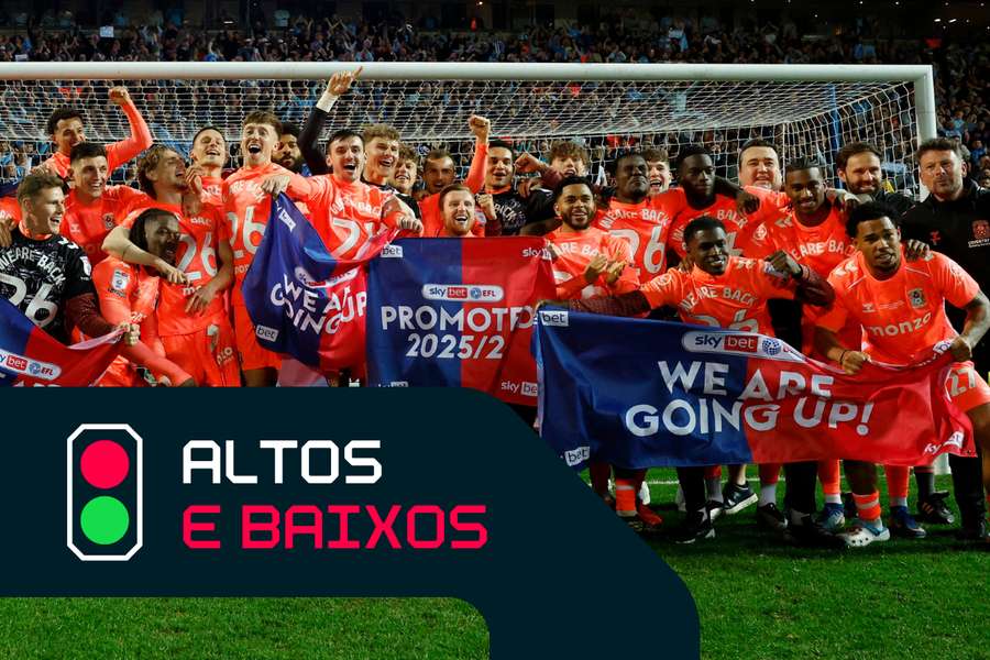 Os jogadores do Coventry celebram com champanhe após a promoção à Premier League