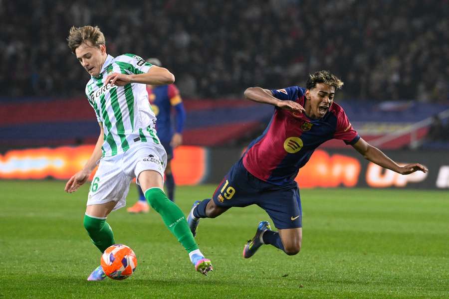 Jesús Rodríguez se hace con la bola ante Lamine Yamal, que cae al suelo