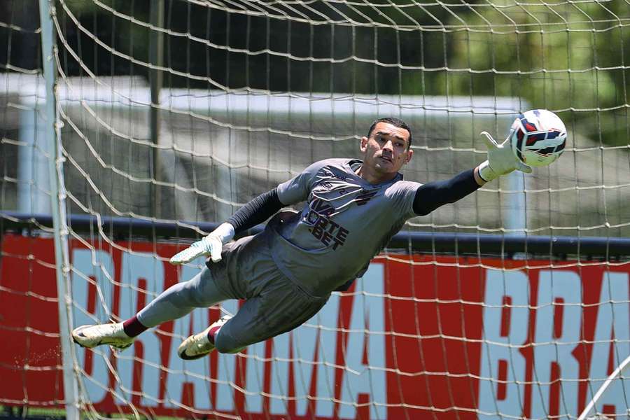 Santos, goleiro do Athletico-PR
