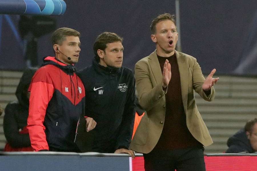 Moritz Volz (M.) hat bereits als Co.-Trainer von Julian Nagelsmann bei RB Leipzig gearbeitet.