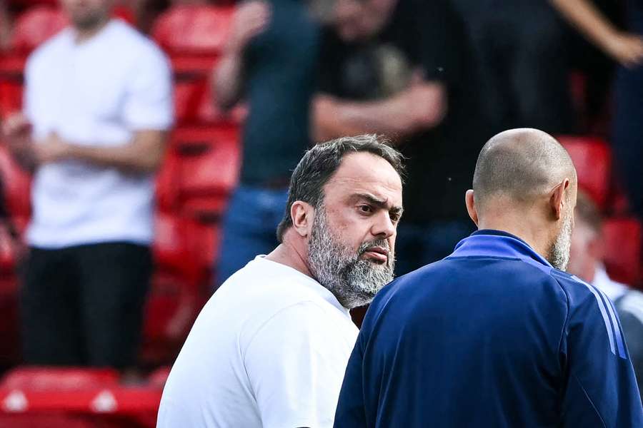 Patronul Nottingham Forest, Evangelos Marinakis (stânga), se confruntă cu Nuno Espirito Santo la finalul meciului de duminică