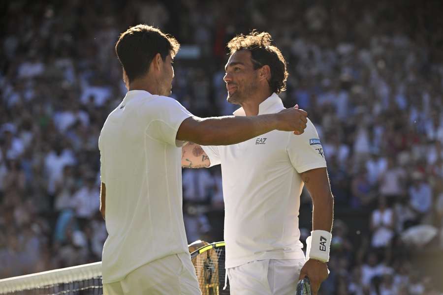 Fabio Fognini prijíma gratulácie od Carlosa Alcaraza.