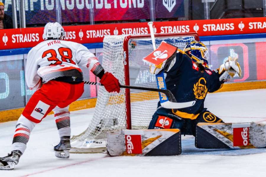 Tomáš Hyka dával v závěru na 3:2 pro Pardubice, z postupu se ale radovali hráči domácího Lukka.