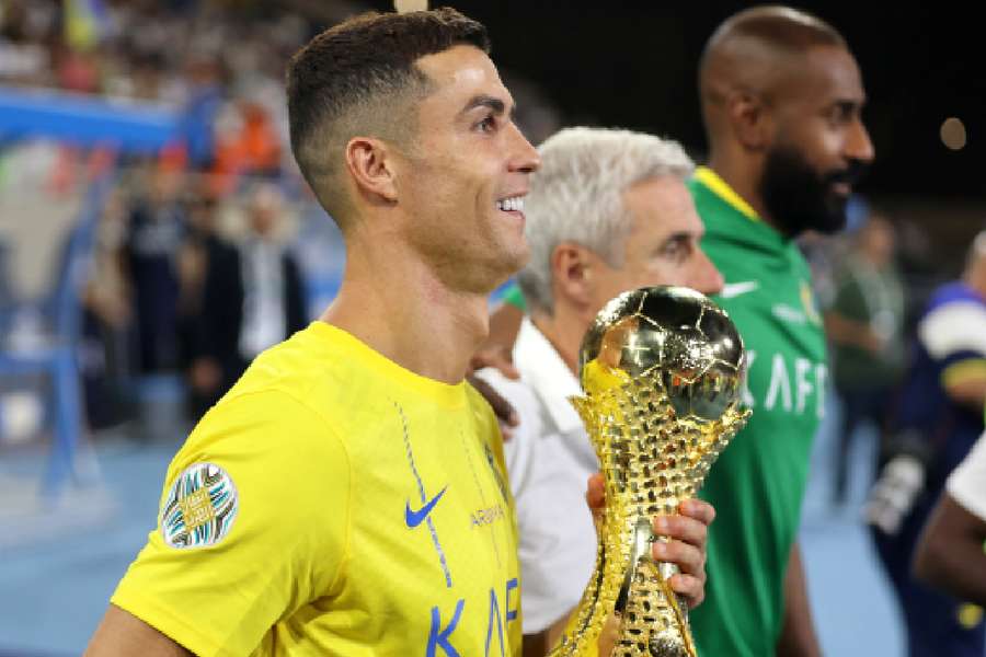 Ronaldo med trofæet