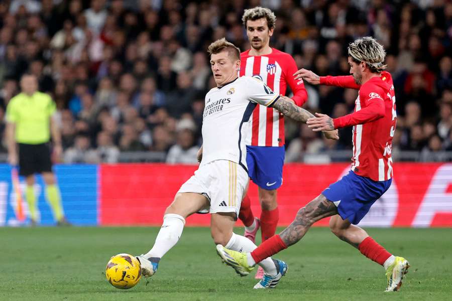 Kroos, ante De Paul y Griezmann, en un duelo entre Real Madrid y Atlético de Madrid