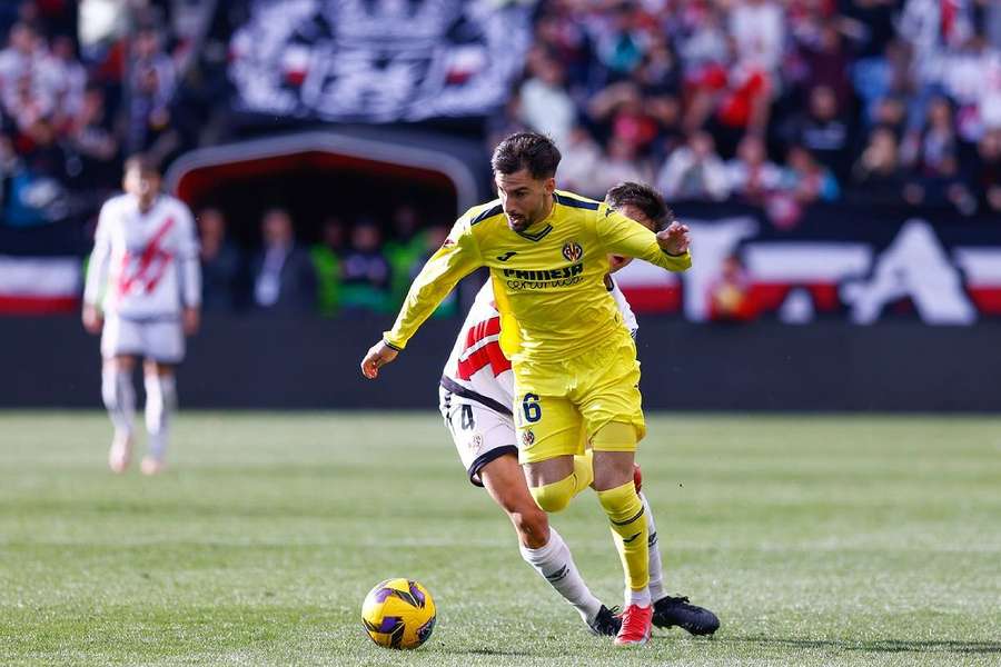 Alex Baena remportant son duel face à Pedro Diaz, lors du match face au Rayo Vallecano, le 22 février 2025.
