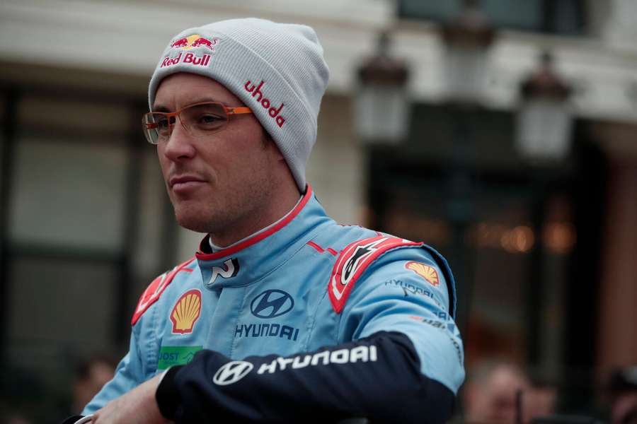 Neuville domina en Montecarlo.