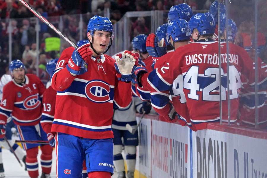 Slafkovský oslavuje gól proti Tampe Bay.