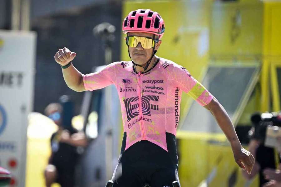 Richard Carapaz celebrates his win on Stage 17