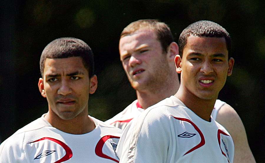 O médio inglês Aaron Lennon (E), Wayne Rooney (C) e o avançado Theo Walcott (D) são vistos durante uma sessão de treino antes do Campeonato do Mundo de 2006