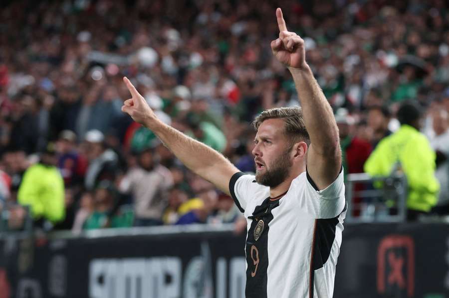 Niklas Fullkrug, da Alemanha, comemora o segundo golo da equipa durante o amigável internacional contra o México